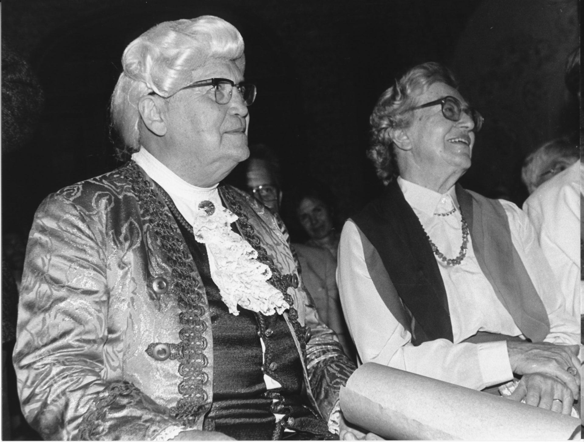 Lächelnde ältere Personen in Kostümen