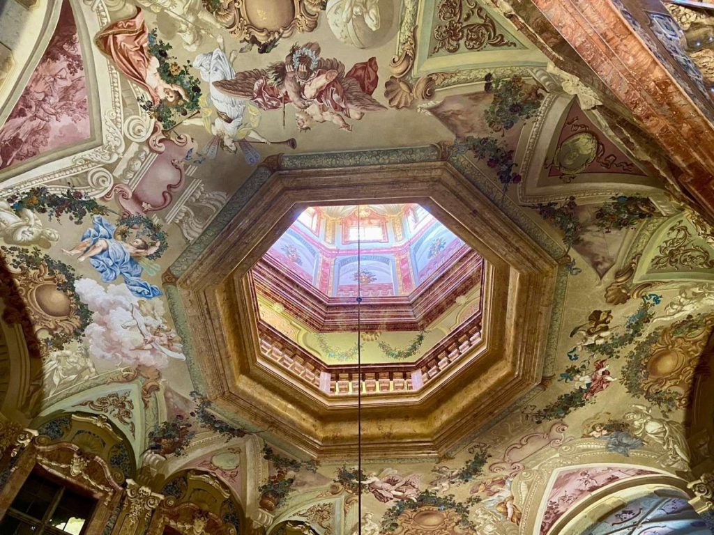 Blick auf kunstvollen Deckenmalerei