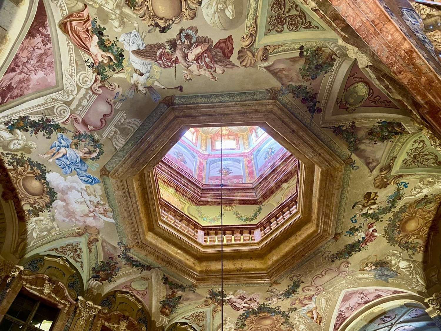 Blick auf kunstvollen Deckenmalerei